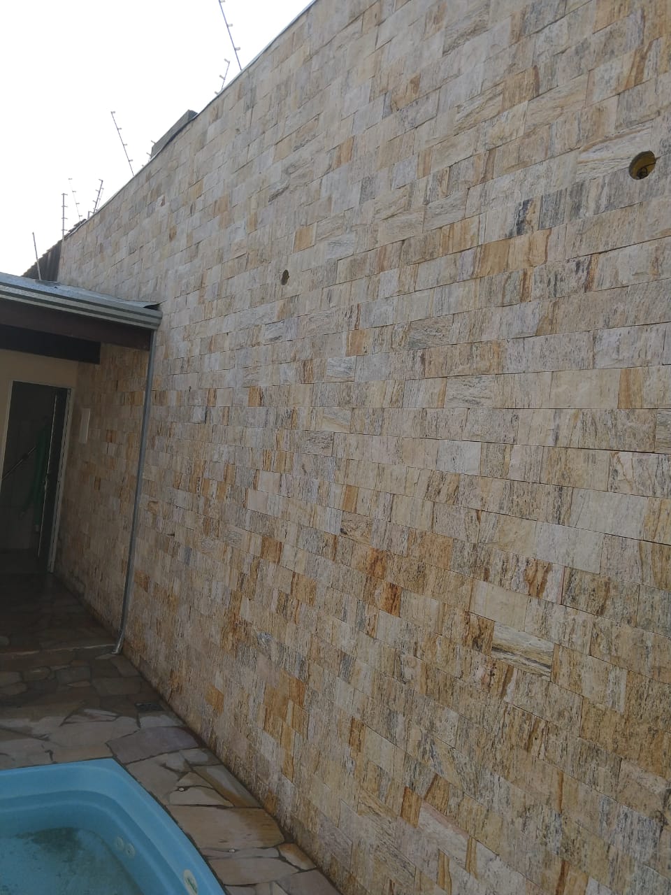 Muro com pedra Madeira Amarela