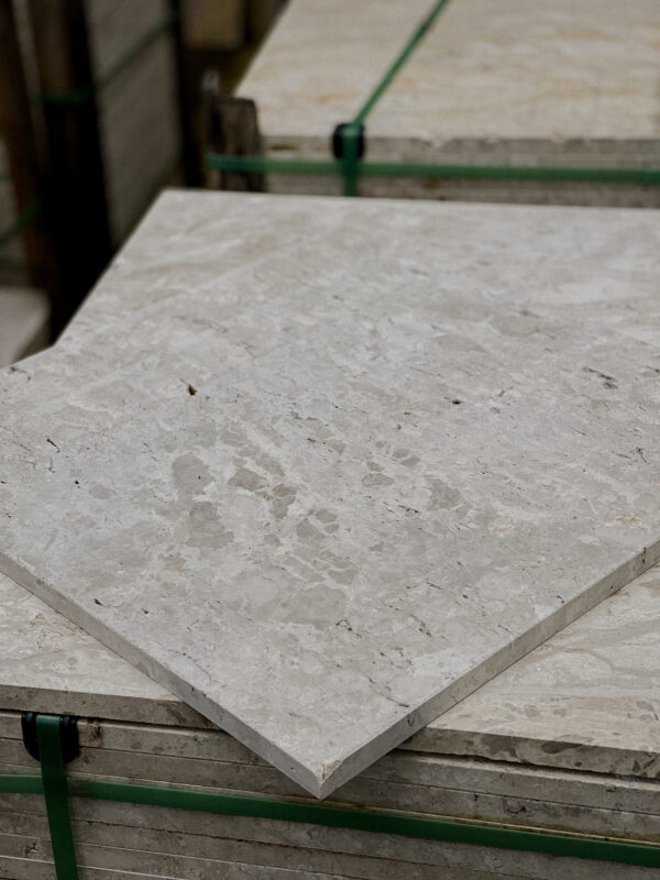 Piso Mármore Travertino Rustico Estucado 55x55